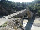 cet exceptionnel pont ottoman franchit une source thermale aux eaux sulfureuses