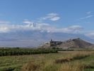 idalement situ dans une large valle au pied du mont Ararat, au ras de la frontire avec la Turquie