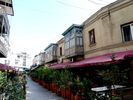 belle rue restaure avec des balcons typiquement georgiens