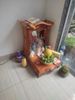 Nous sommes rassurés de voir qu'il y a bien un petit autel avec ses offrandes fraîches dans le hall de notre hôtel
