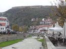 Prizren se concentre de part et d'autre de sa rivi�re, prot�g�e par une puissante forteresse.</br> Pont de l'�poque ottomane. On aper�oit une �glise orthodoxe � mi-pente