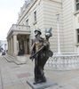 Skopje regorge de statues, ici devant le th��tre