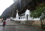 nous visitons le Temple d'Or de Dambulla qui est en activit�. 
		Alors j'accepte de me d�chausser. 