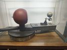 objet p�dagogique pr�sent� dans une ancienne �cole. Quelle fonction ? Est-ce la Terre ? Et le projecteur � gauche le Soleil ?