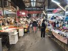 une ruelle de petits commerces comme il y en a de nombreuses, les unes fonctionnant de jour, d'autres de nuit