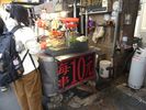 dans la rue il est facile de trouver � grignotter : ici un choix de brochettes (0,27� pi�ce)