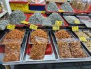 au premier plan de petites crevettes grill�es, sal�es, d�licieux. Derri�re il semble que ce soit des civelles
