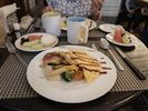 un petit d�jeuner. Dans ce m�me h�tel la veille on a eu une assiette avec lard et maquereau grill�...