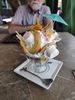 Venons en aux desserts : il n'y en a g�n�ralement pas. Mais ce jour l� un menu complet en proposait. </br>H�l�ne avait 
		  choisi une boule de glace.  Elle arrive en m�me temps que le repas complet !</br> Nous avons manifest� notre �tonnement au serveur qui a �t� �tonn� � son tour que nous lui demandions </br>de la remettre au frigo pour la rapporter
		   plus tard, qu'il a quand m�me accept� de faire