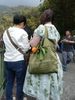 ... que nous avons questionn�e sur son sac : achet� au Japon, sans en conna�tre la signification  
