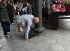 on jette deux pierres en forme de croissant en posant une question au bouddha du lieu. </br>Sa r�ponse s'exprime selon la forme prise par les croissants : oppos�s (face ou dos) ou parall�les, 
		  vers la droite ou la gauche