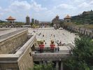 les pagodes vues d'en haut. Le monast�re est situ� dans de tr�s importants b�timents � droite