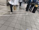 l� aussi des marques au sol pour mat�rialiser la file d'attente, scrupuleusement respect�e