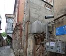un Fran�ais illustre est venu avant nous dans cette ruelle de Tbilissi. Lisez son nom � droite