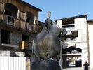 statue irr�v�rencieuse de la reine Tamar sur un cheval ob�se...