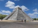 la pyramide de Kukulkan, le serpent � plumes, dieu de la r�surrection des Mayas 
