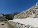 comme sur d'autres sites mayas un terrain de jeu de balle dont on aper�oit le but circulaire. Ce jeu devait avoir un enjeu tr�s important car il pouvait se conclure par la d�capitation du capitaine...