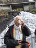 le bateau approche assez pr�s pour nous faire go�ter l'eau de la cascade, bien fra�che